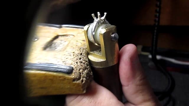 Stone in 4-claw head