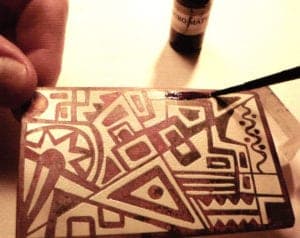 With a paintbrush, apply gold (liquid metal) on the surface of the fired enamel.