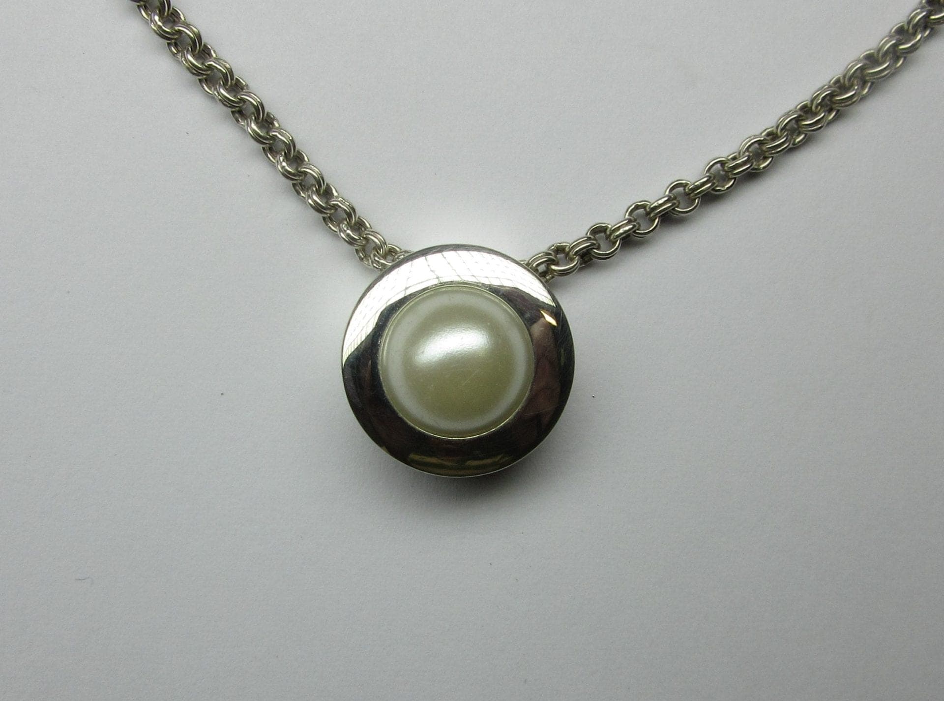 Thick bezel set pendant