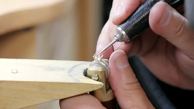 Gerry Lewy Video B – Setting a Solitaire – 4 Prong – 6 Prong