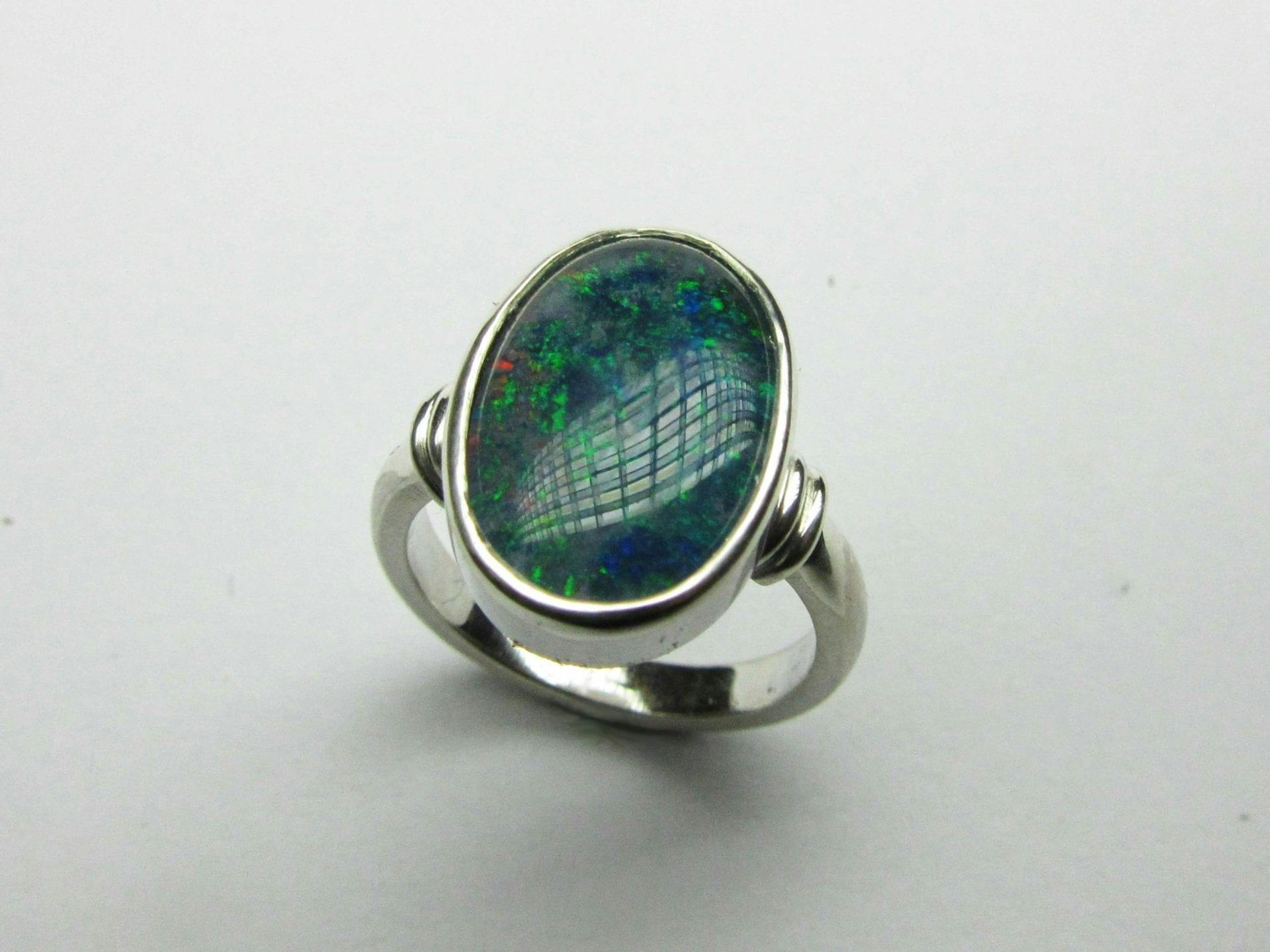 How to Make a Cabochon Ring With Shoulder Collars